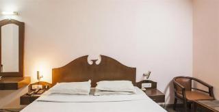 Hotel Emerald Park Ченай Екстериор снимка