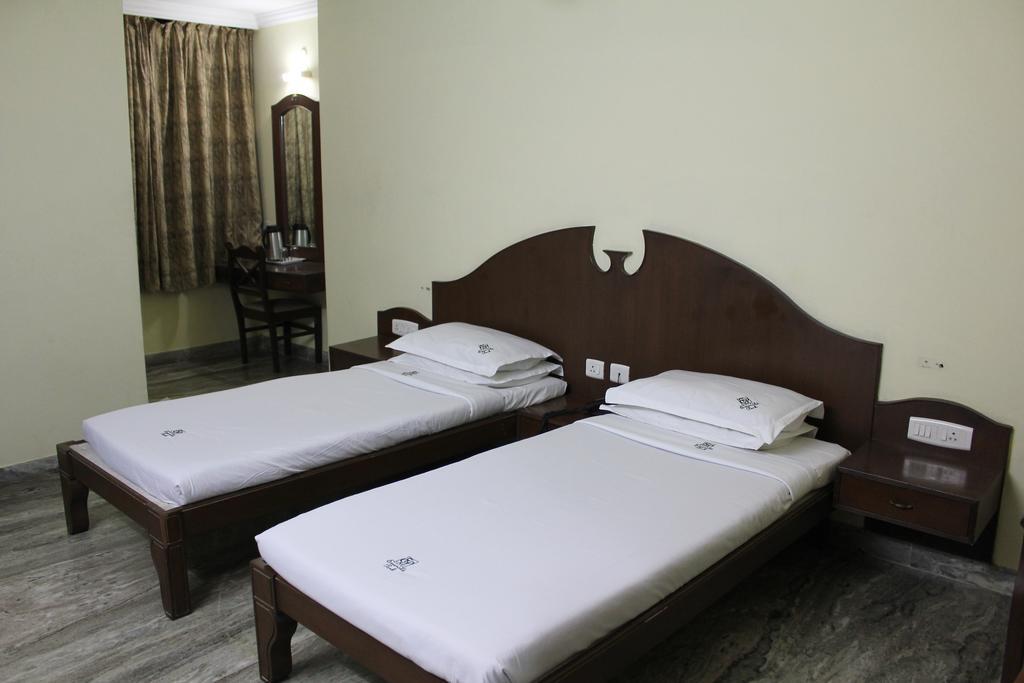 Hotel Emerald Park Ченай Стая снимка