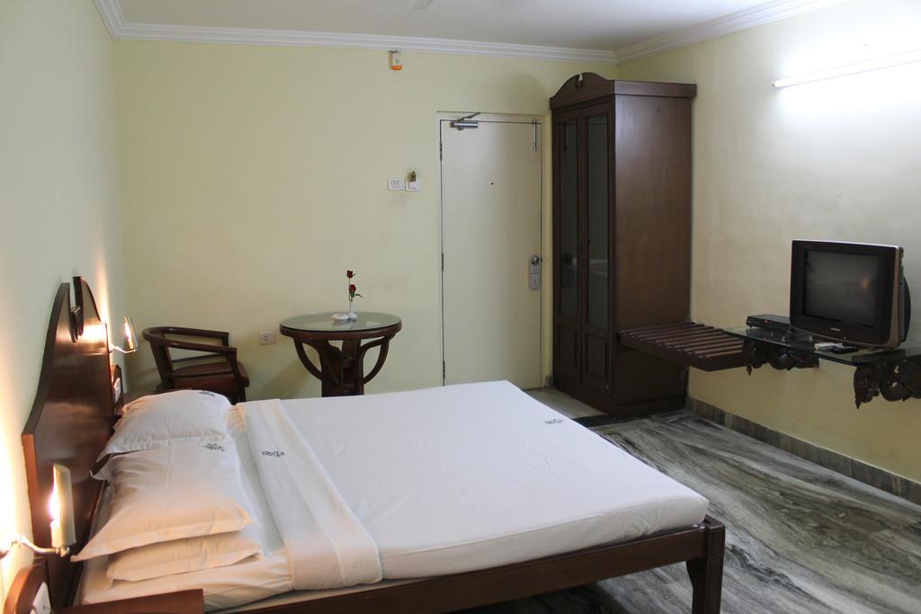 Hotel Emerald Park Ченай Стая снимка