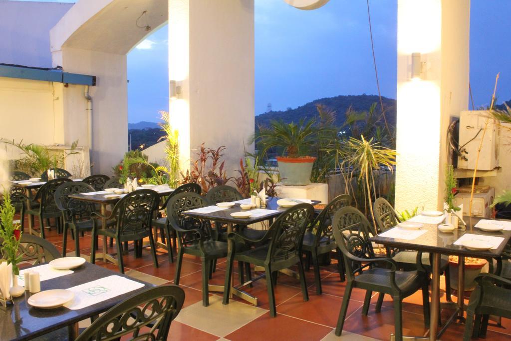 Hotel Emerald Park Ченай Екстериор снимка