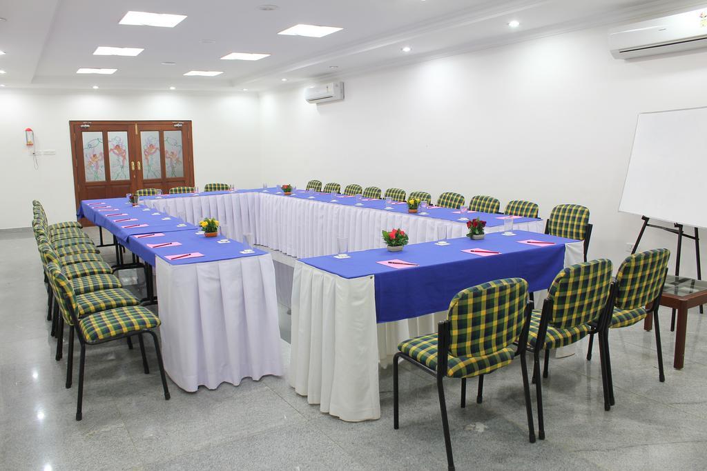 Hotel Emerald Park Ченай Екстериор снимка