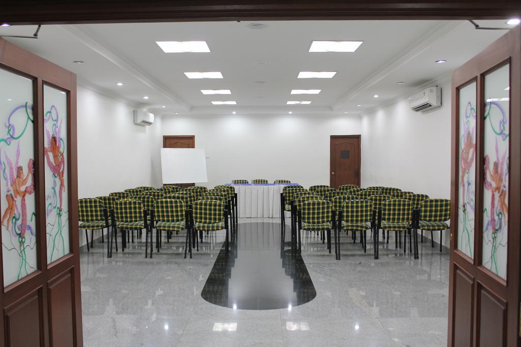 Hotel Emerald Park Ченай Екстериор снимка